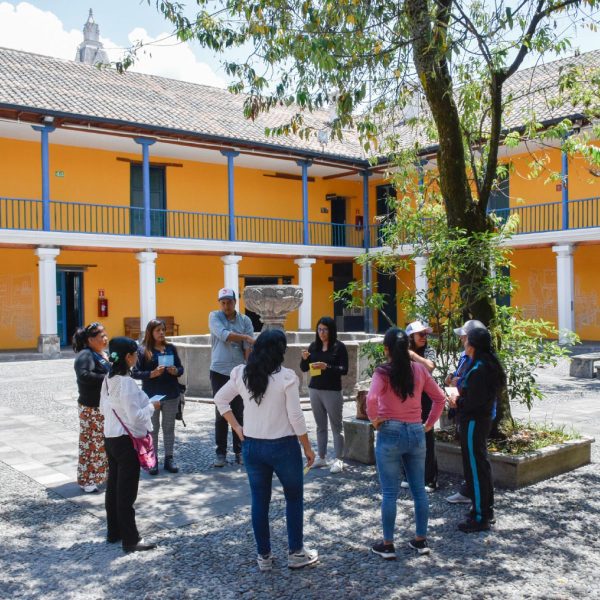 Charlas a la carta: A propósito de las vacaciones de verano, ofrecemos varias charlas y actividades dirigidas a profesores de Quito